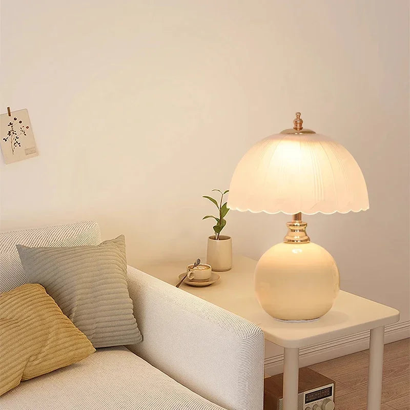 lampe table classique blanc crème texture ondulée flux lumineux led moderne chambre coucher usb