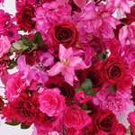 arche fleurs rose vif moderne décoration mariage anniversaire extérieur table blanche doré éléments