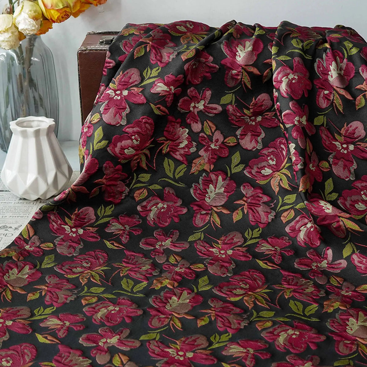 tissu imprimé fleurs roses feuilles vertes fond noir classique brodé polyester large 140cm opaque