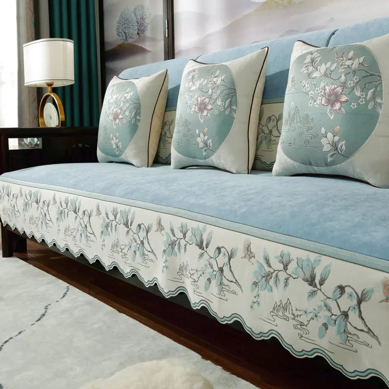 Un canapé de style asiatique avec des coussins fleuris et une bordure ornementée, créant une atmosphère paisible et élégante.