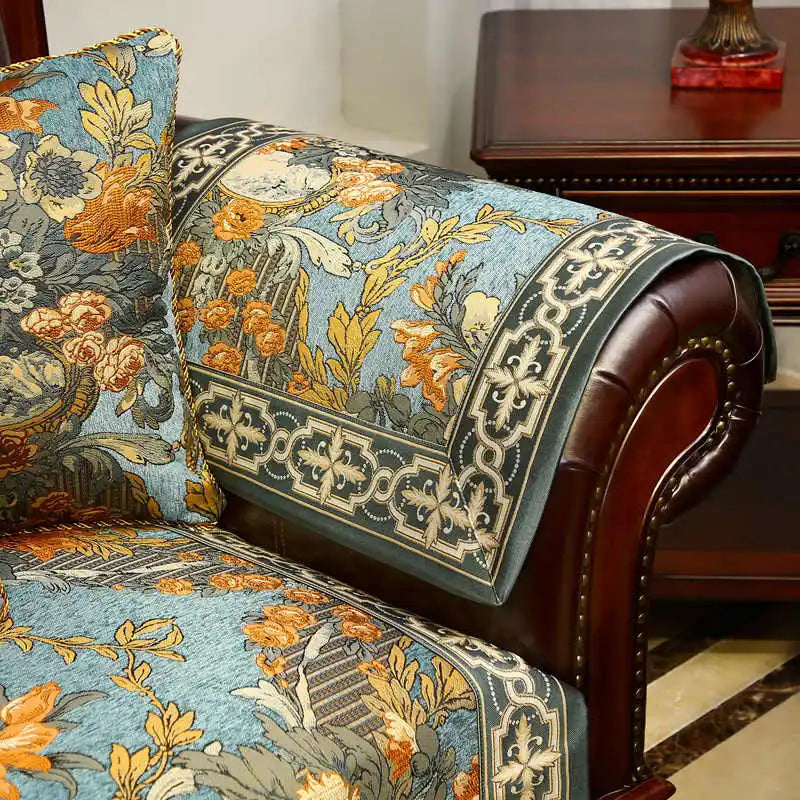 Un fauteuil en bois sculpté avec un riche motif floral dans des tons de bleu, de jaune et d'orange, conçu dans un style décoratif vintage.