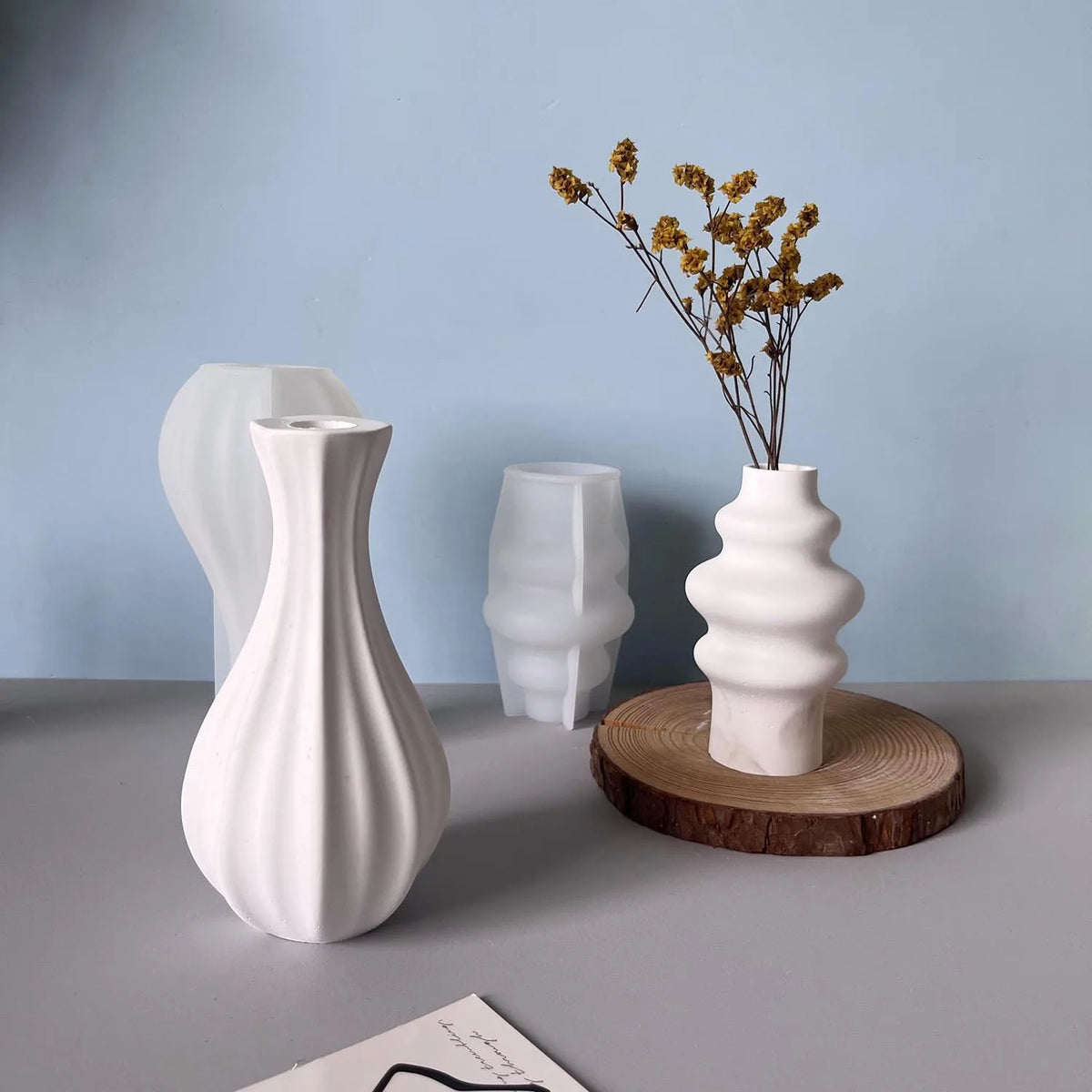 vases moules silicone textures minimalistes vases blancs motifs ondulés fleurs séchées base bois rondèle