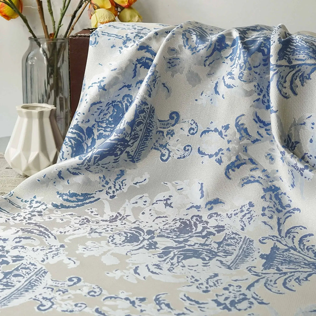 tissu imprimé floral blanc bleu gris classique vintage polyester résistant bricolage decoration 150cm large