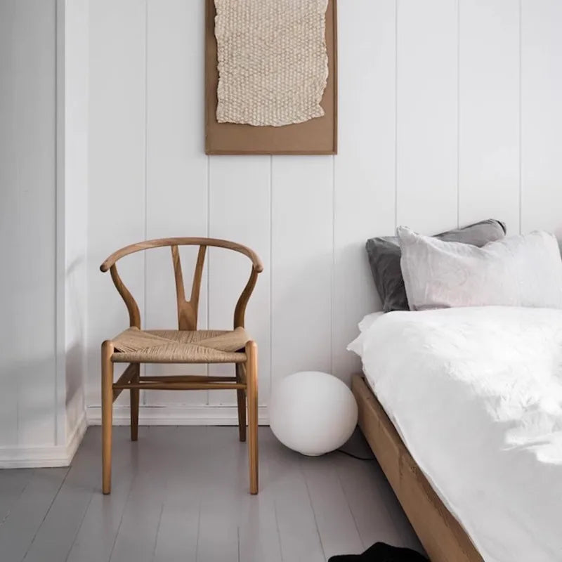 chaise bois naturel tissu tressé scandinave tapis gris plante vase lampe salon balcon
