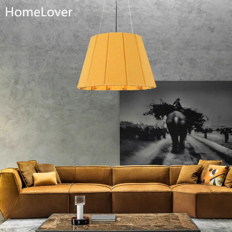 Suspension lumineuse moderne plissée jaune fixée chaînes salon chambre