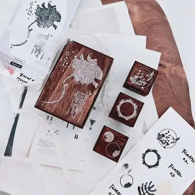 boîtes rangement vintage bois marron foncé gravure blanche étiquette ruban blanc artisanal set rangement