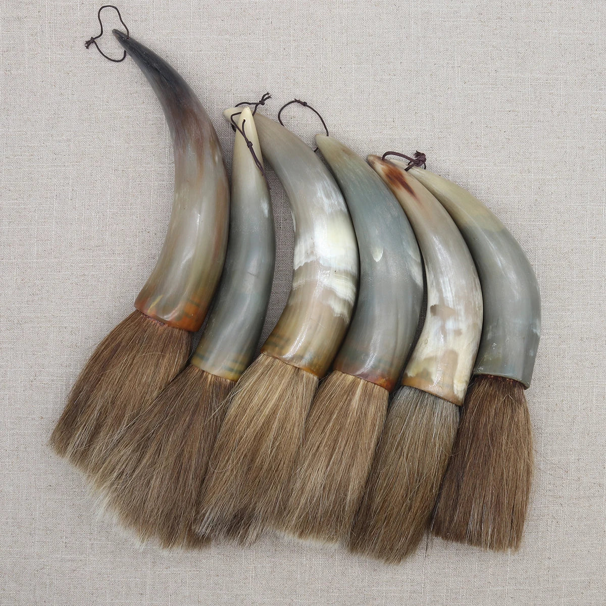 brosse peinture traditionnelle cordelette poils naturels marbrés noir blanc gris