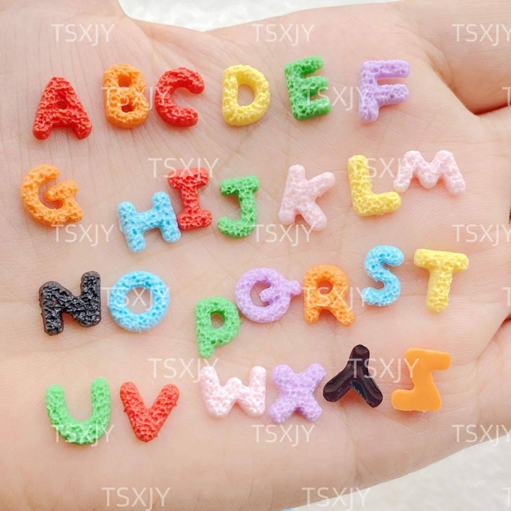 lettres alphabet miniatures texturées opalescentes multicolores nail art décoration scrapbook artisanat bricolage figurines