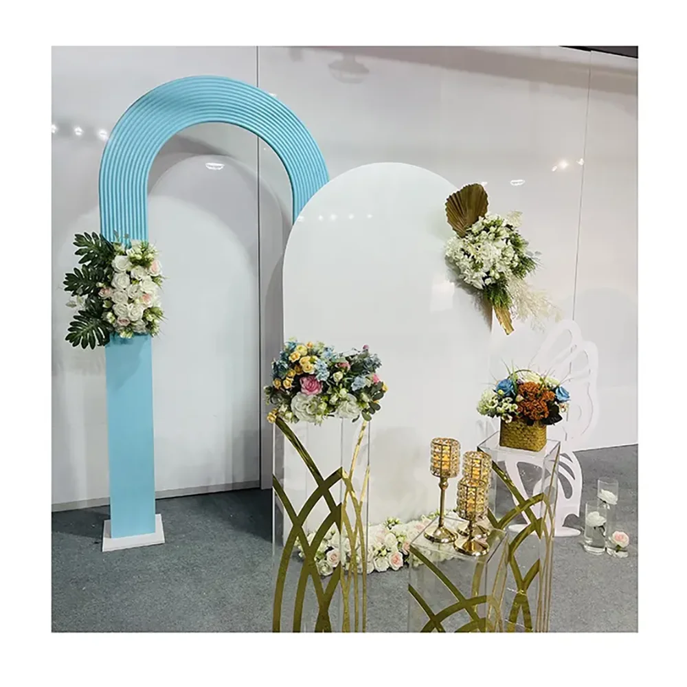 arche decorative mariage pvc bleu clair blanc texture lisse moderne bouquets guirlande ballons occaseion