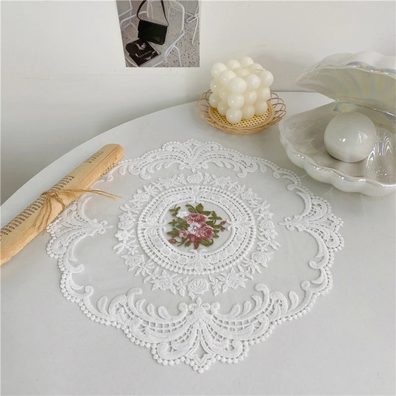 serviettes table vintage blanc broderie florale dentelle romantique maison fête