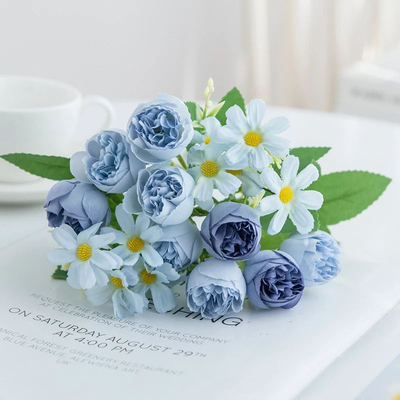 Bouquet fleurs artificielles bleu jaune blanc mariage décoration extérieure champêtre bois