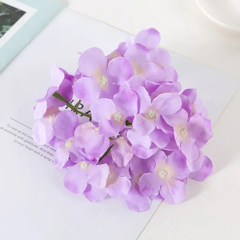 fleurs artificielles hortensia blanches roses bleues mariage extérieur bouquet décoration moderne minimaliste