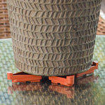 Détail du design triangulaire du support cache-pot