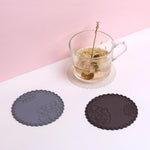 coasters silicone motifs floraux bord dentelé gris blanc transparent décoration florale