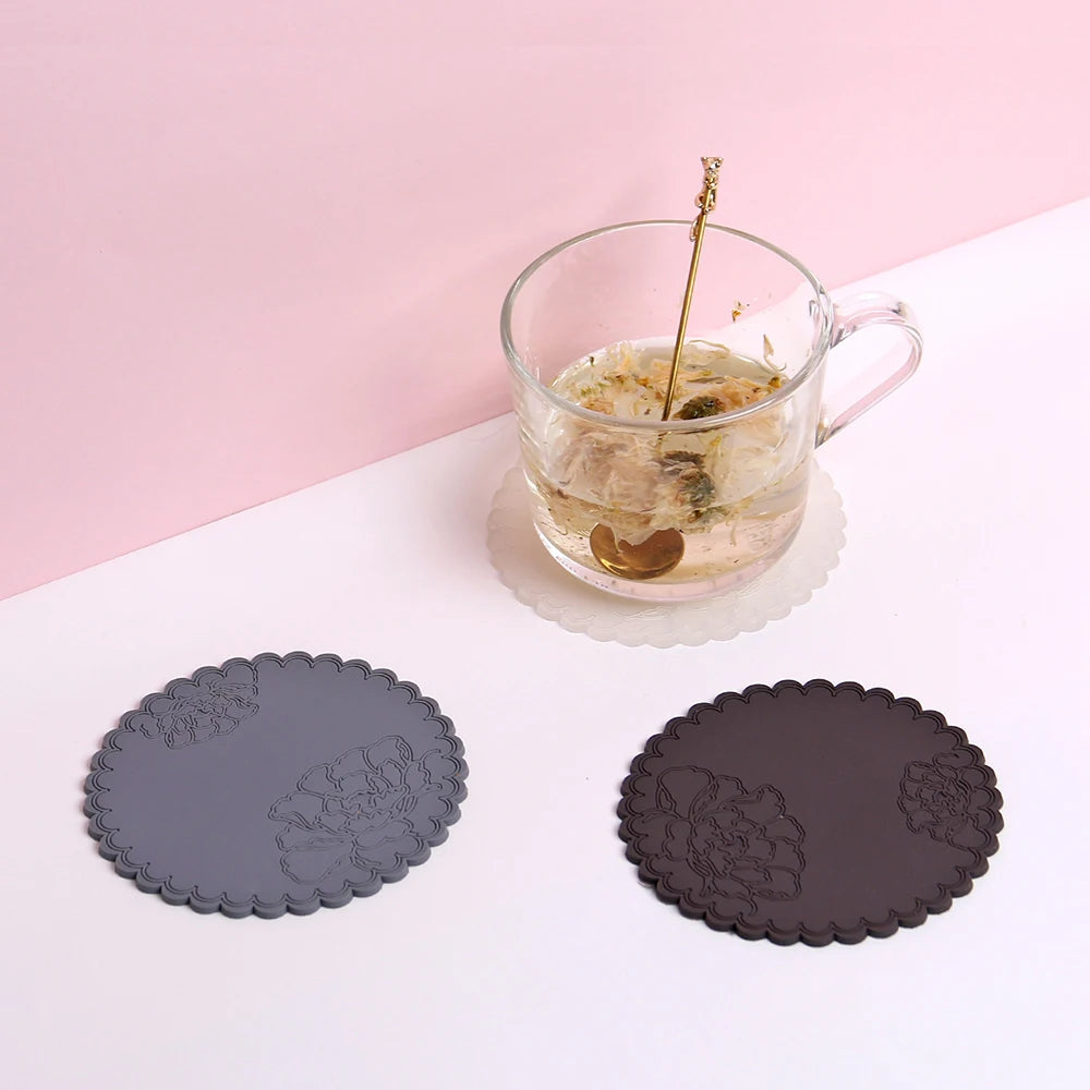 coasters silicone motifs floraux bord dentelé gris blanc transparent décoration florale