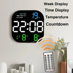 Horloge murale LED blanche moderne accrochée dans un salon
