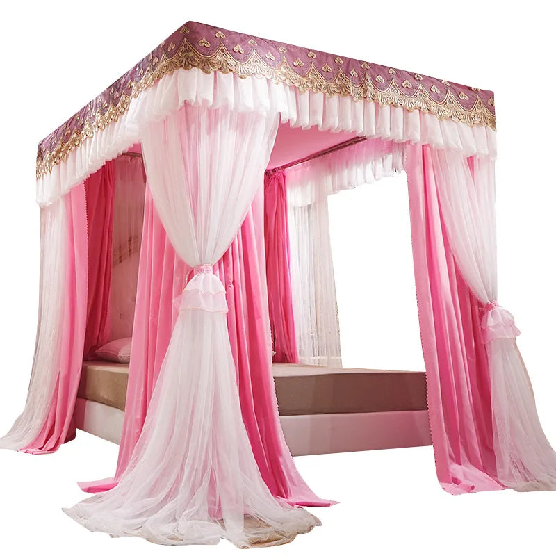 Un luxueux lit à baldaquin rose avec des rideaux délicats et des finitions dorées, créant une atmosphère de rêve et de romantisme.