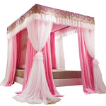 Un luxueux lit à baldaquin rose avec des rideaux délicats et des finitions dorées, créant une atmosphère de rêve et de romantisme.