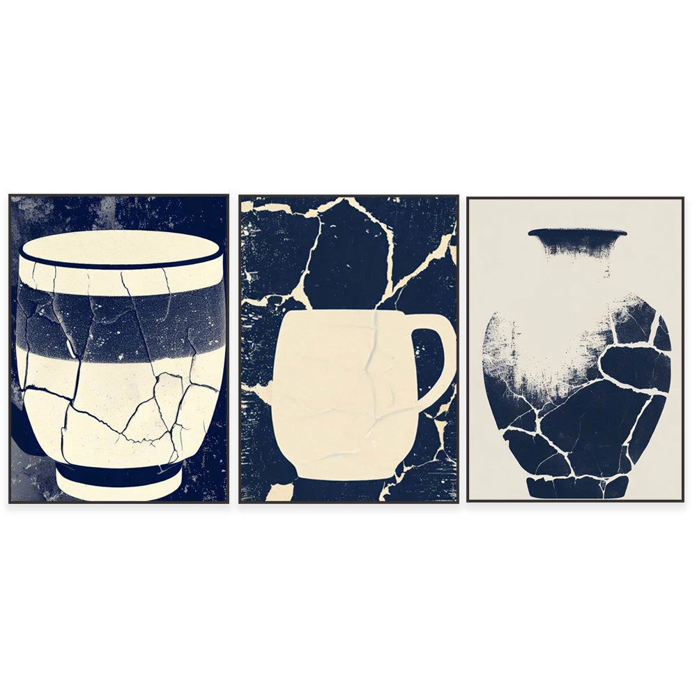 Cette image montre trois motifs de vases abstraits en noir et blanc avec des textures éclatées, représentant une élégance minimaliste et moderne.