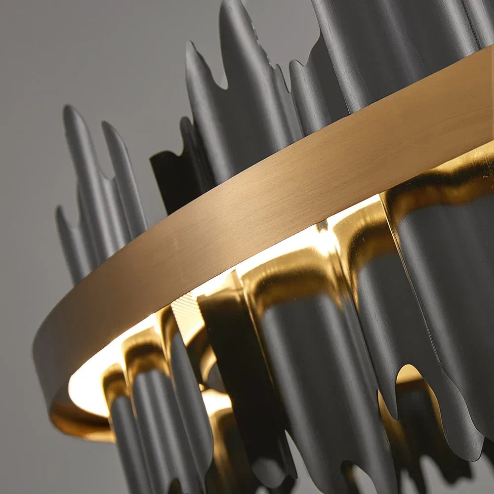 suspension lumineuse or contemporaine motifs géométriques texture pierre fixations chaînes haute luminosité
