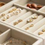 boîte bijoux velours beige clair moderne rangement boucles d'oreilles bagues colliers porte broche transporte