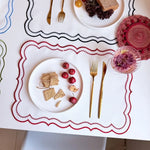 serviettes table classiques brodées points décoratifs bordure ondulée blanc bleu rouge vert respectueux environnement