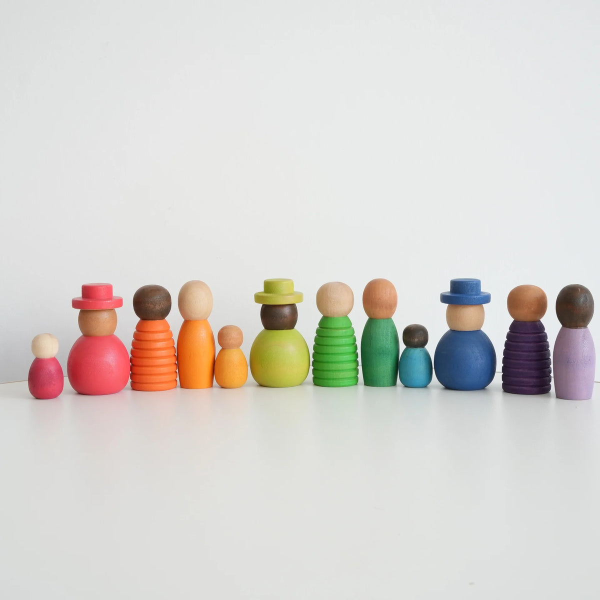 figurines bois peintes arc ciel enfantin ludique rouge marron orange vert bleu violet rose