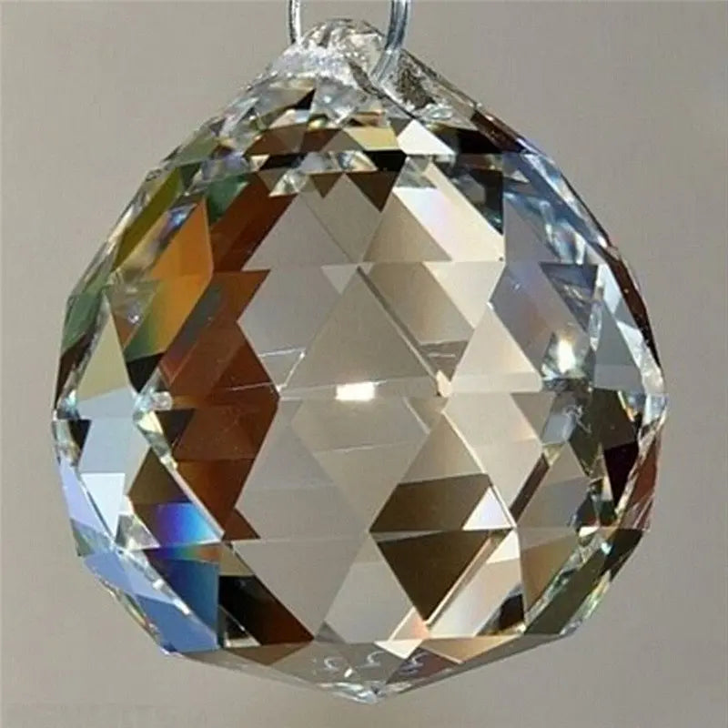 boule cristal transparente facettes géométriques moderne élégante anneau métallique suspension décoration intérieure très transparente