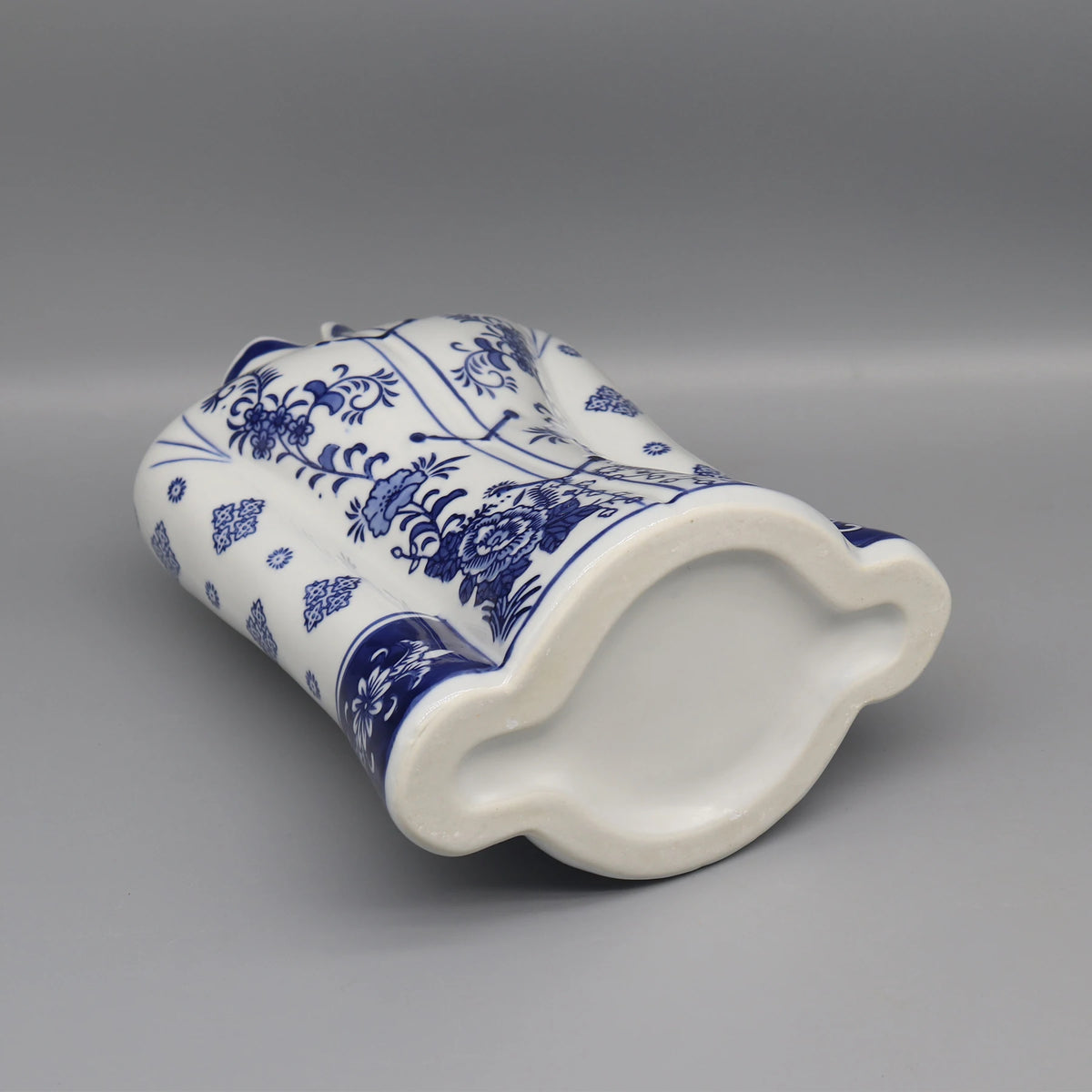 Un bol en céramique de style chinois bleu et blanc avec un motif floral décoratif.