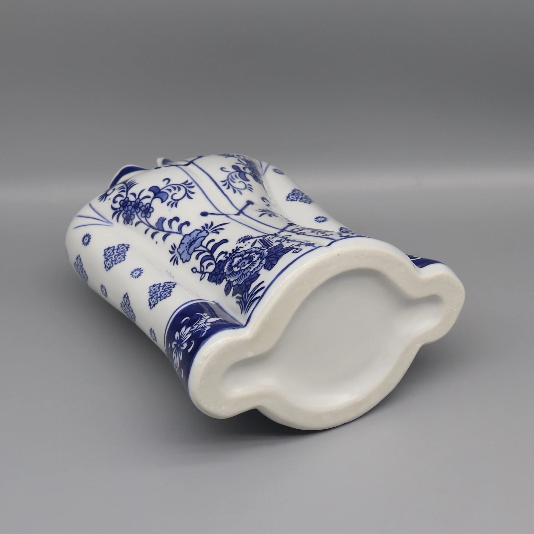 Un bol en céramique de style chinois bleu et blanc avec un motif floral décoratif.