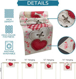 Cette image présente un sac de lavage en textile imprimé de motifs de cœurs rouges, de grille et de fleurs. Le sac est disponible en différentes tailles allant de 8 à 14 pouces de hauteur. Il est conçu pour être lavé en machine et offre une haute densité ainsi qu'un rendu des couleurs éclatant.