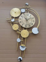 horloge murale moderne or noir aiguilles quartz géométrique abstraite soleil rayures chambre salon decoration