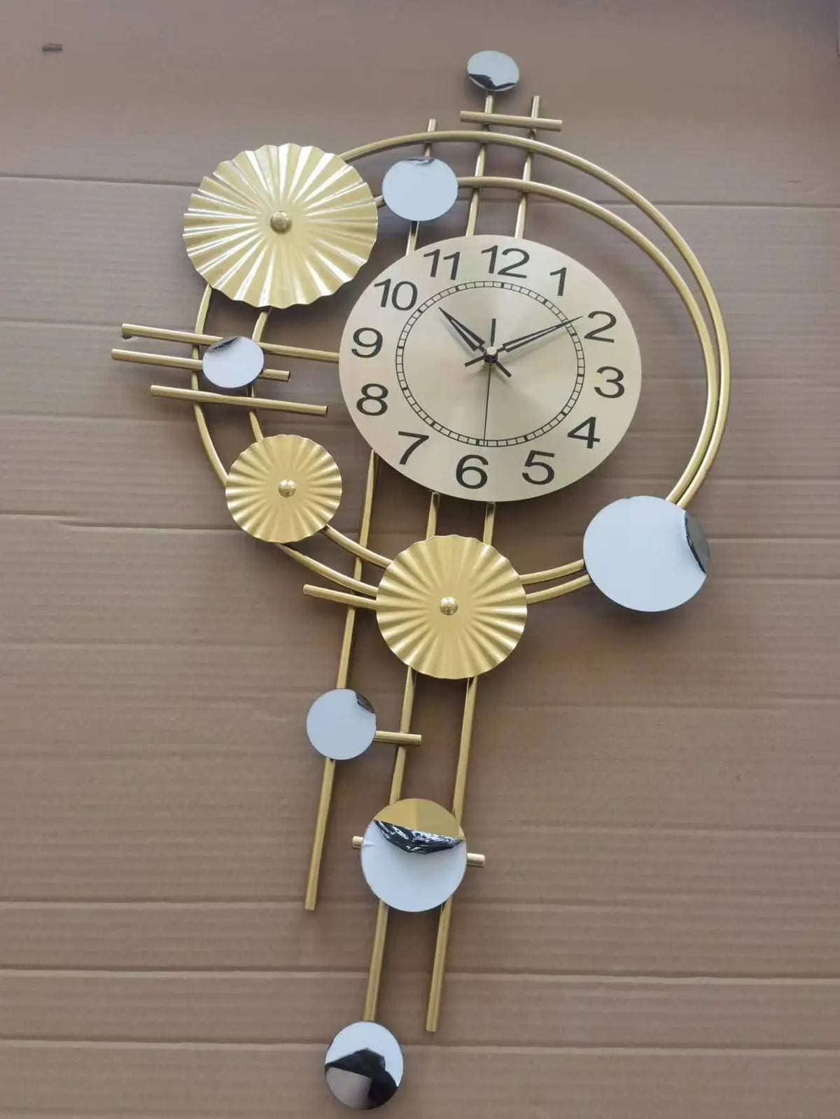 horloge murale moderne or noir aiguilles quartz géométrique abstraite soleil rayures chambre salon decoration