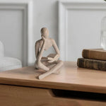statue décorative résine figure humaine assise livre ouvert beige gris doré abstraite minimaliste moderne