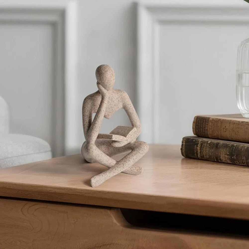 statue décorative résine figure humaine assise livre ouvert beige gris doré abstraite minimaliste moderne