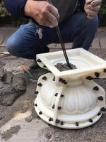 moule concret pot fleurs decoratif urne ciment texturé cannelures boutons gris blanc doréextérieur jardin