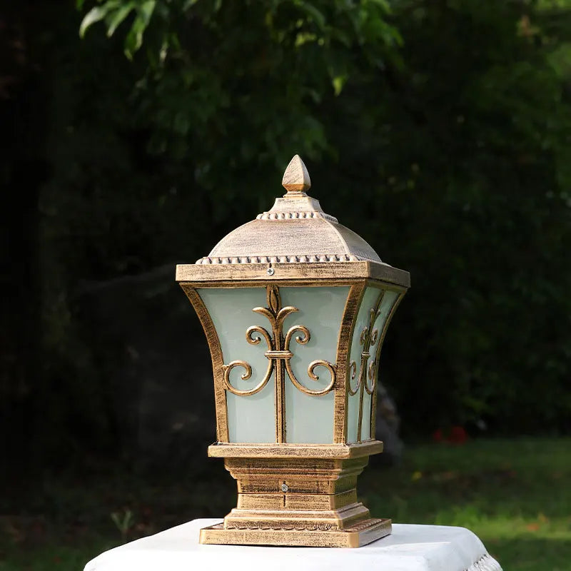 lampe solaire dorée ornementation florale classique éclairage extérieur vintage autoinstallationénergie solaire