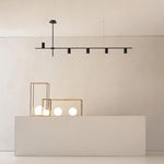 Installation du luminaire suspendu au-dessus d'une table