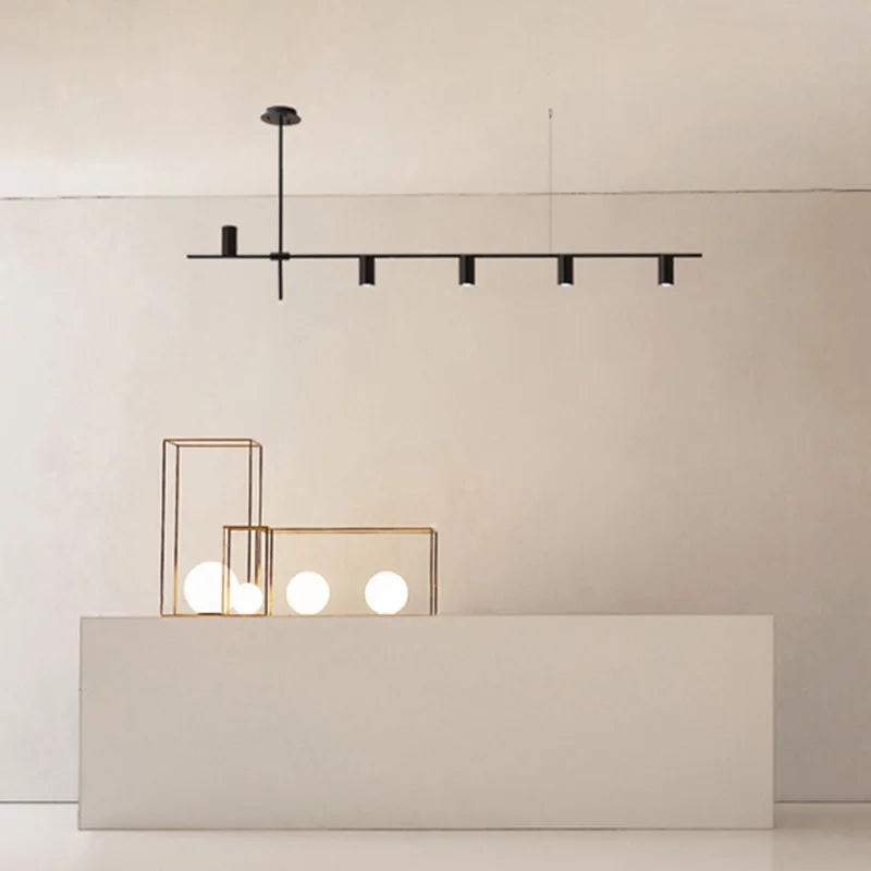 Installation du luminaire suspendu au-dessus d'une table