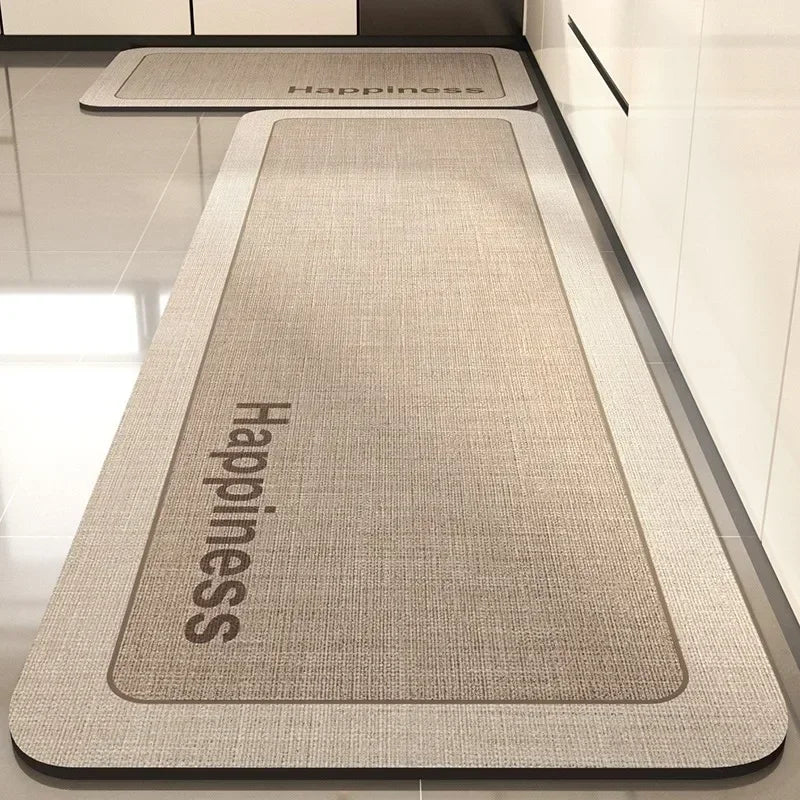 Cette image montre un tapis de sol gris avec le logo et le nom de la marque "Happiness" imprimés dessus.