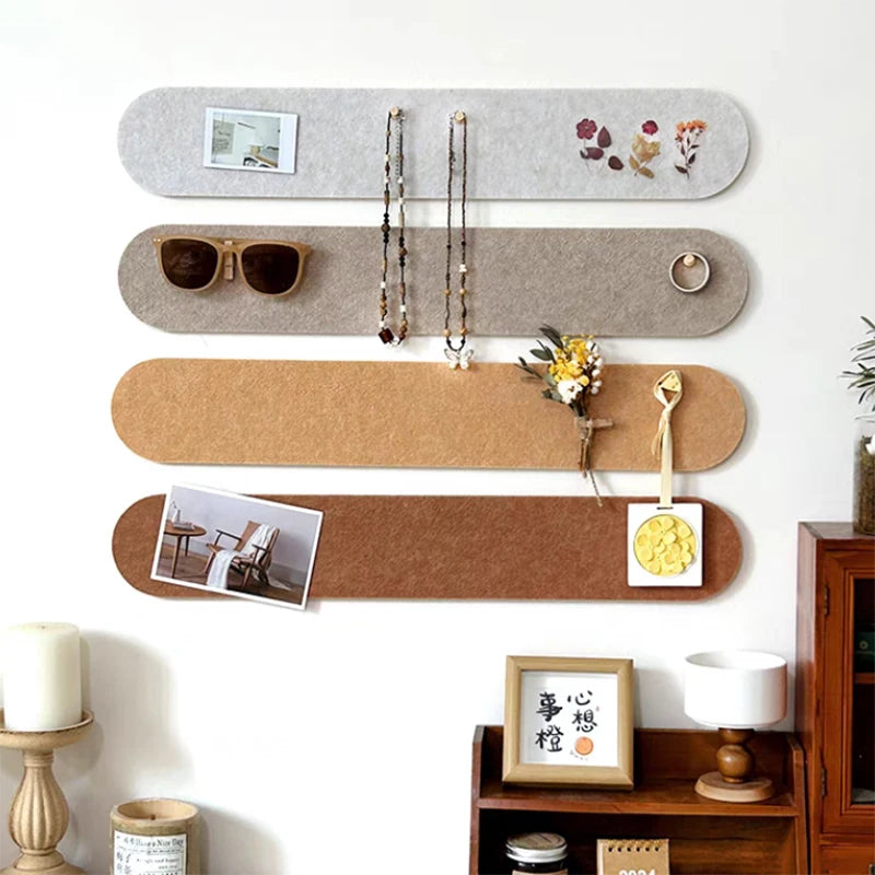 tableau mural feutre gris clips pinces objets deco cartes postales bijoux accessoires moderne minimaliste