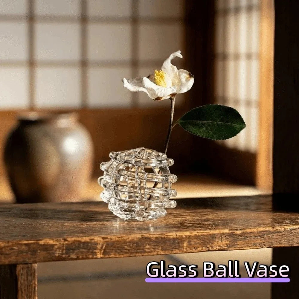 vase verre transparent motif structuré fleurs blanches iris violets table bois nature déco intérieure