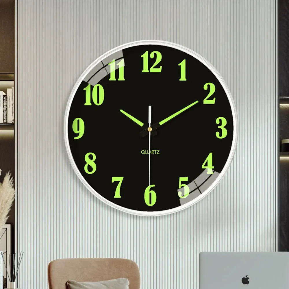 Horloge murale noire avec chiffres contrastés vue de près