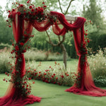 arche decorative mariage tulle bordeaux roses fleurs tissu voile romantique luxueux theatrale