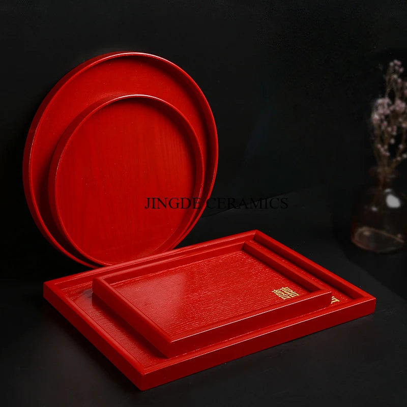service thé traditionnel rouge vif texture boisée classique théière tasses assiettes noix plateau thé