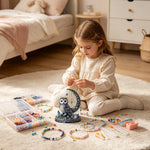 bijoux artisanal assembler cristaux motifs floraux bleu blanc doré maison
