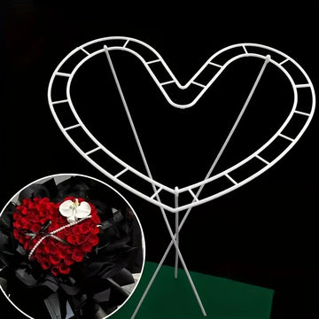 supports florals structures coeurs fleurs roses papier soie rubans vase gris emballage creation bouquet