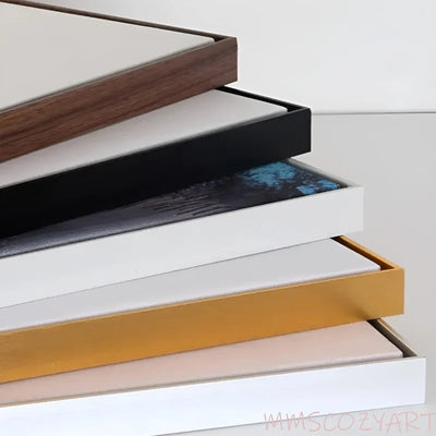Cadre flottant en alliage d'aluminium noir sur mur blanc