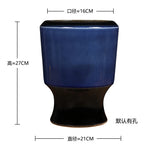 Pot en céramique bleu foncé de style africain ou asiatique, avec une forme distinctive et des dimensions affichées.