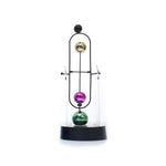 pendule newton sphères colorées structure métallique support transparent base circulaire décoration cinétique moderne